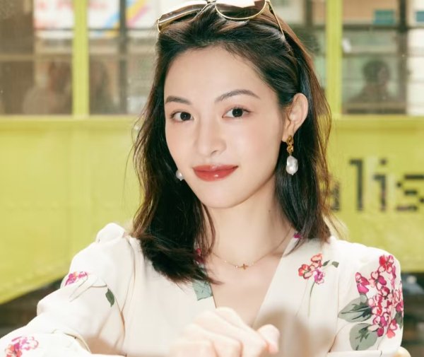 长春博时配资 放着十万化妆师不用，钟楚曦自己撸妆：效果不输还圈粉